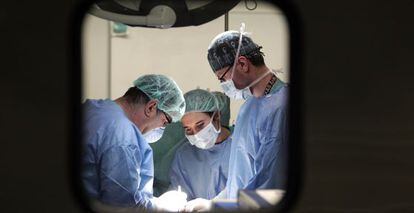 Operaci&oacute;n de trasplante de higado, en el hospital de Puerta de Hierro de Majadahonda (Madrid) . 