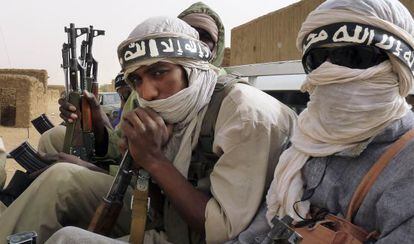 Milicianos del grupo islámico salafista Ansar Dine, en un vehículo en Kidal, en el noreste de Mali, el 16 de junio 2012.