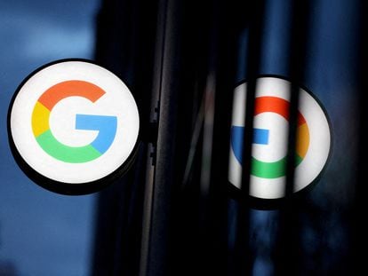 El logo de Google en la tienda de la compañía en el barrio de Chelsea de Nueva York, en una imagen de noviembre de 2021.