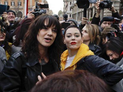 Asia Argento, a la izquierda, con Rose McGowan en una manifestación en Roma el pasado marzo.