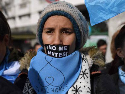 Una manifestante contra el aborto, el pasado 15 de junio en Buenos Aires.