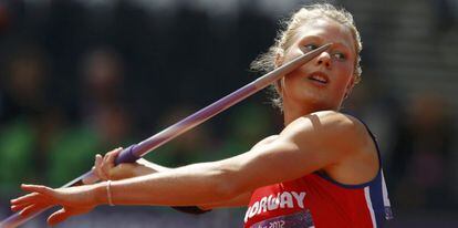 La atleta Ida Marcussen de Noruega compite en lanzamiento de jabalina.
