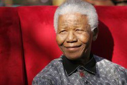 Fotograf&iacute;a de archivo del 20 de julio de 2005 del Premio Nobel de Paz sudafricano Nelson Mandela durante su cumplea&ntilde;os en Johanesurgo (Sud&aacute;frica). El expresidente sudafricano Nelson Mandela ha muerto a los 95 a&ntilde;os, inform&oacute; hoy la Presidencia de Sud&aacute;frica. EFE/KIM LUDBROOK