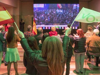 Simpatizantes de Vox en la sede electoral del partido en Barcelona