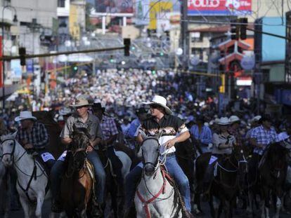 Jinetes costarricenses durante la festividad de El Tope Nacional