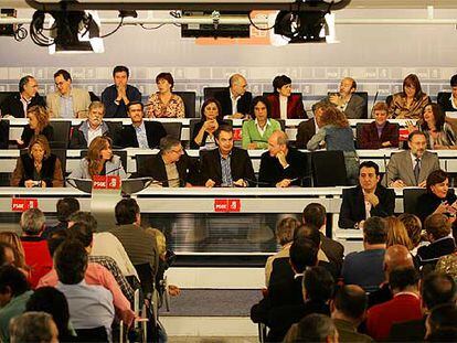 José Luis Rodríguez Zapatero, flanqueado por José Blanco (izquierda) y Manuel Chaves, en el comité federal del PSOE celebrado ayer en Madrid.