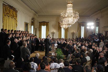 Barack Obama, uno de los grandes oradores actuales, se dirige al equipo de béisbol New York Yankees, ganadores del campeonato el pasado abril.