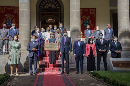 
El rey Felipe visitó este jueves el Parlamento de Canarias para entregar la Medalla de Oro de la Real Academia Canaria de Bellas Artes San Miguel Arcángel al Parlamento de la comunidad autónoma. 
