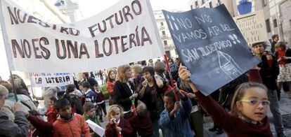 Padres y alumnos del colegio de San Ildefonso, durante la protesta en la plaza de la Villa.