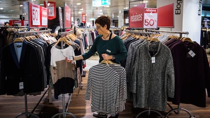 Una empleada de un gran almacén de El Corte Inglés.