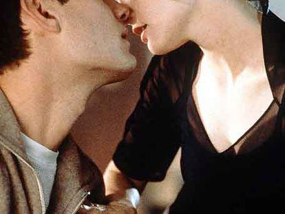 Jude Law y Jennifer Jason, en &#39;Existenz&#39; (1998), de David Cronenberg.