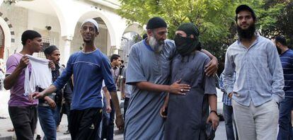 Salafistas en la mezquita Fata, en el centro de T&uacute;nez.