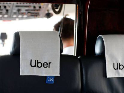 Asientos con logos de Uber en un Uber Copter, un nuevo servicio de helicópteros compartidos de la compañía. 