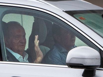 Juan Carlos de Borbón llega en coche al aeropuerto de Vigo este martes para trasladarse en avión a su residencia de Abu Dabi.