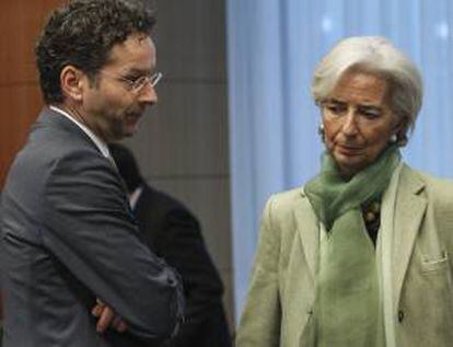 El ministro de Finanzas holandés y presidente del Eurogrupo, Jeroen Dijsselbloem (i), la presidenta del Fondo Monetario Internacional (FMI), Christine Lagarde, charlan durante la reunión del Eurogrupo en la sede del Consejo Europeo de Bruselas, Bélgica.