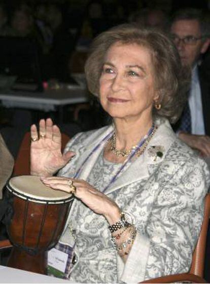 La reina Sofía toca un bongo en un concierto en el que participaron los asistentes a la "4TH Global Social Bussiness Summit", momentos antes del discurso inaugural.