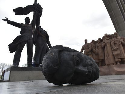 Desmantelamiento del Monumento a la Amistad entre Rusia y Ucrania, el mes pasado en Kiev.