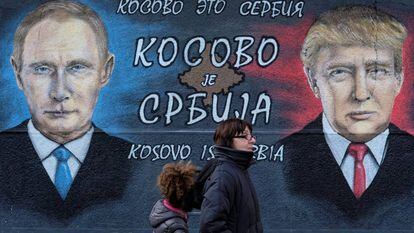Un graffiti que retrata a Trump y Putin en Belgrado.