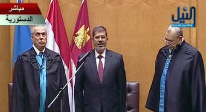 Mohamed Morsi jura el cargo en el Tribunal Constitucional.