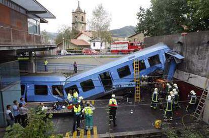 El convoy de Euskotren, empotrado contra un muro de la estación de Lezama