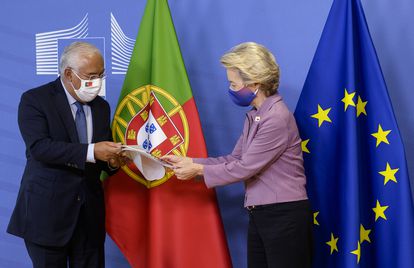 El primer ministro portugués Costa y la presidenta de la Comisión Von der Leyen, en octubre en Bruselas.