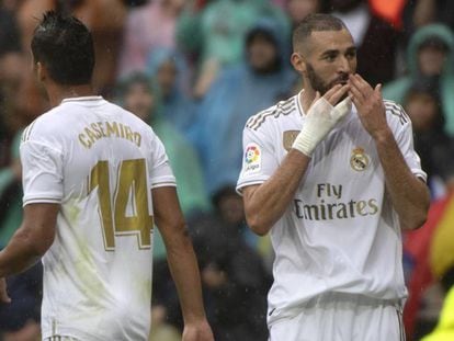 Benzema celebra uno de sus goles al Levante. En vídeo, declaraciones de Zidane tras el partido.