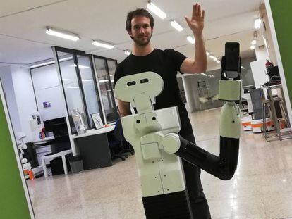El investigador Pablo Lanillos y Tiago, el robot que se reconoce en el espejo.