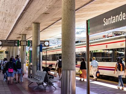 Los viajeros del tren playero Valladolid-Santander llegan a la estación de Santander.