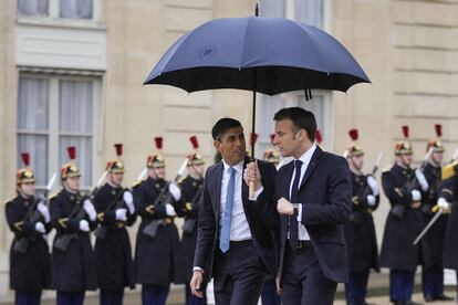 El presidente francés, Emmanuel Macron, y el primer ministro británico, Rishi Sunak, en el Elíseo, este viernes.