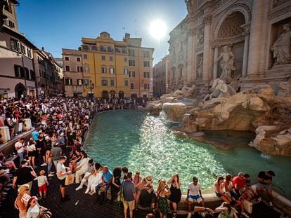 Vista de la Fontana di Trevi, en Roma, rodeada por decenas de turistas.
