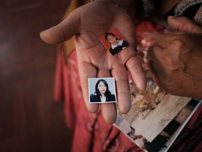 Doña Lidia muestra unas fotos de carné de su hija Juliva, desaparecida en julio de 2014 cuando se dirigía a la Universidad Pública de El Alto, en Bolivia.