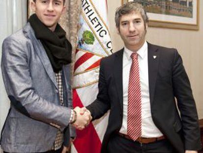 Aymeric Laporte (izquierda) y Josu Urrutia este viernes tras la firma del nuevo contrato que vincula al jugador con el Athletic hasta 2015.