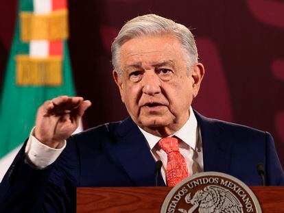 Andrés Manuel López Obrador habla durante su conferencia de prensa matutina en el Palacio Nacional.