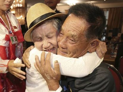 La surcoreana Lee Keum-seom, de 92 años, se abraza a su hijo norcoreano Ri Sang Chol, de 71 años, este lunes en Corea del Norte. En vídeo, imagenes del reencuentro.