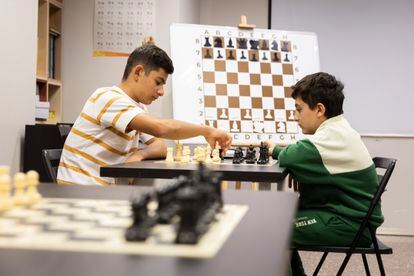 Dos chicos juegan al ajedrez en la Casa Armenia en Barcelona.