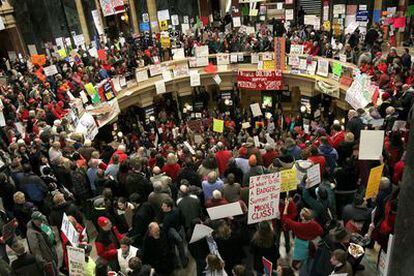Un grupo de manifestantes, en el capitolio de la ciudad de Madison, en el Estado de Wisconsin.