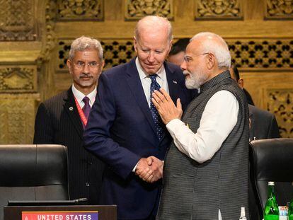 El presidente de Estados Unidos, Joe Biden, saluda al primer ministro indio, Narendra Modi, en presencia del canciller alemán, Olaf Scholz, en la reunión del G-20 de noviembre en Bali (Indonesia).
