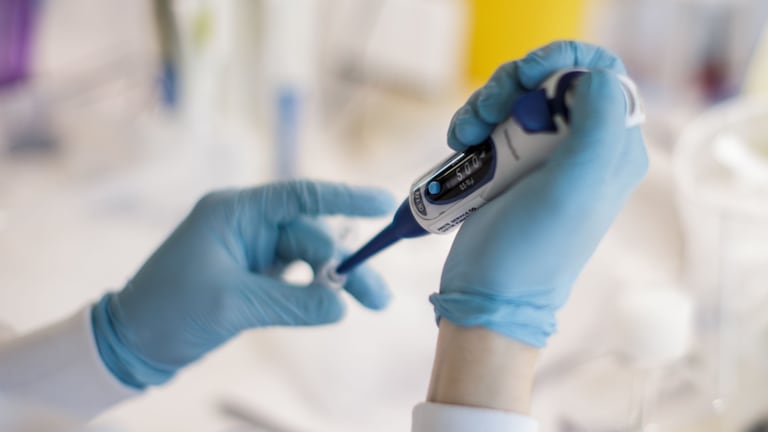 Un investigador maneja una candidata a vacuna contra el coronavirus, en la Universidad de Copenhague (Dinamarca).