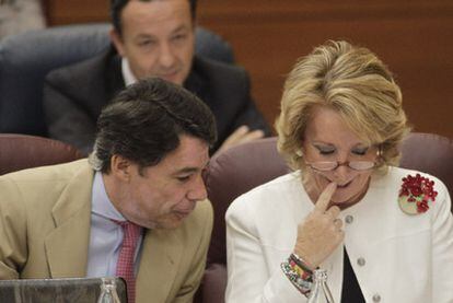 Ignacio González y Esperanza Aguirre en el pleno de investidura de la Presidenta, el pasado 15.