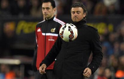 Luis Enrique controla el balón en el área técnica.