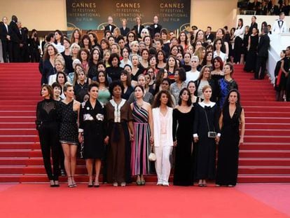 Las 82 cineastas posan en la escalinata de acceso al Palais de festivales de Cannes.