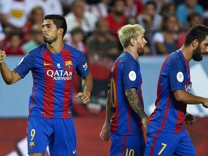 Suárez celebra un gol junt amb Messi i Arda.
