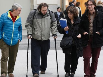 Guillermo Zapata junto a Inés Sabanés, a la salida de un pleno del Ayuntamiento.