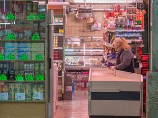 Una dependienta de un establecimiento de alimentación en Barcelona.