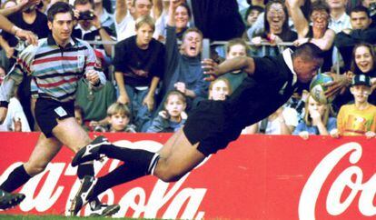 Lomu, durante un partido con Nueva Zelanda en 1995.