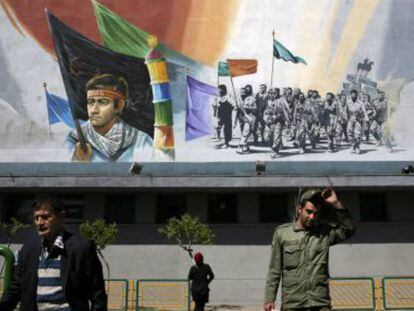 Al&iacute; Jamenei y el ayatol&aacute; Jomeini retratados en un mural en Teher&aacute;n. 
