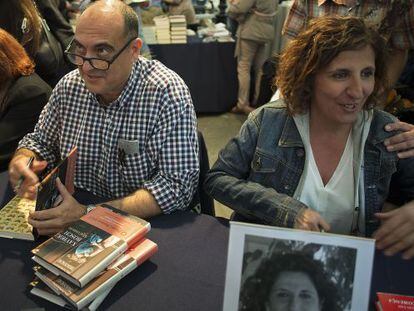 Xavier Bosch i Sílvia Soler, els dos autors més venuts en català durant la diada, firmant junts a última hora de la tarda.