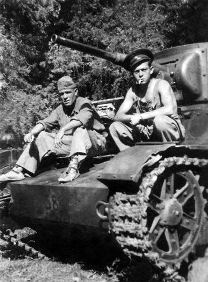 Aníbal González, izquierda, en su carro T-26, con un camarada ruso.