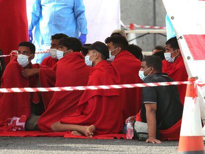 Varios emigrantes magrebíes descansan después de que un buque de Salvamento Marítimo rescatara este miércoles a 64 personas que viajaban en dos pateras  localizadas al sur de la isla de Gran Canaria.