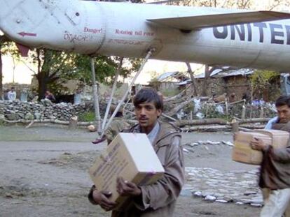 Ciudadanos de la regi&oacute;n de Cachemira recogiendo bienes de un avi&oacute;n de Naciones Unidas. 